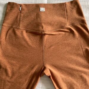 Vuori Women's Leggings in Rust Brown